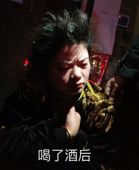 第一次喝酒vs喝酒后,走出六亲不认的步伐,网友:根本停