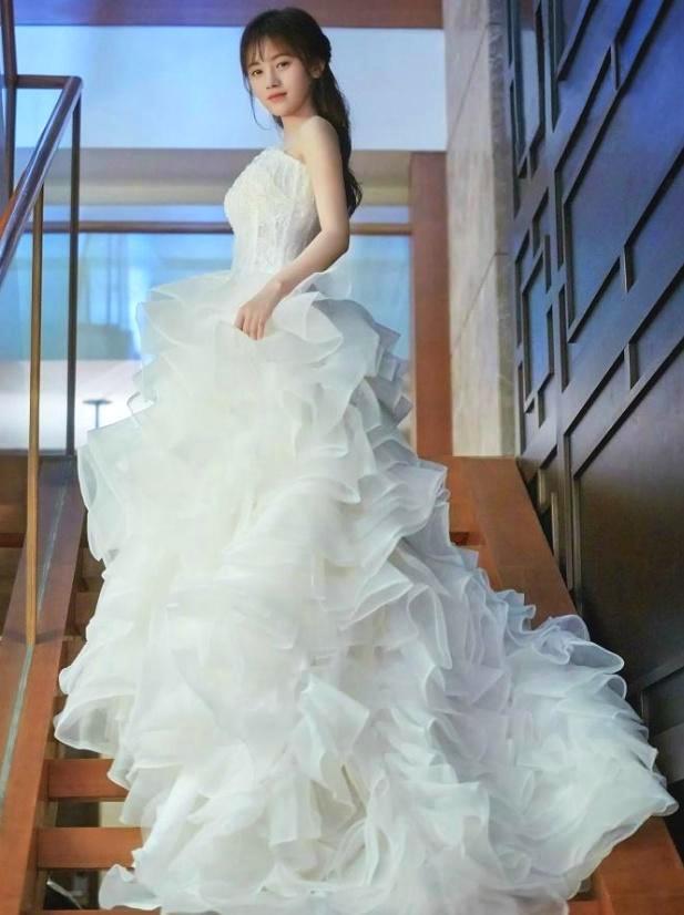 迪丽热巴穿婚纱的图片_迪丽热巴婚纱造型(3)