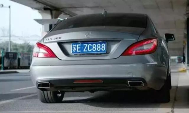 看完她的车牌,你