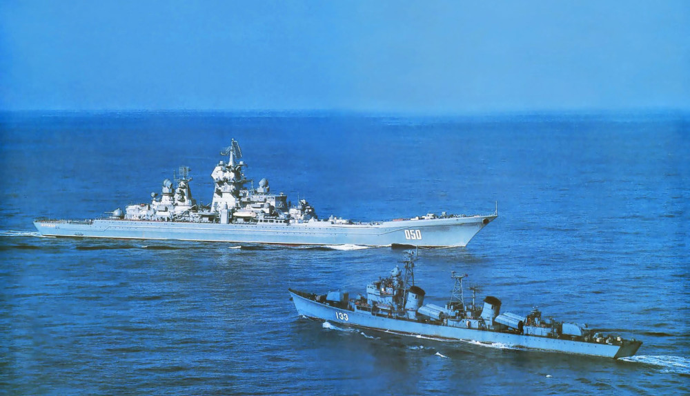 图片:伏龙芝号最出名的照片,是与重庆舰对峙的这张