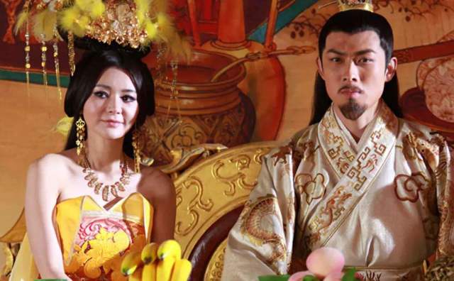 皇上解开妃子内衣视频_古代皇上侍寝妃子图片(2)