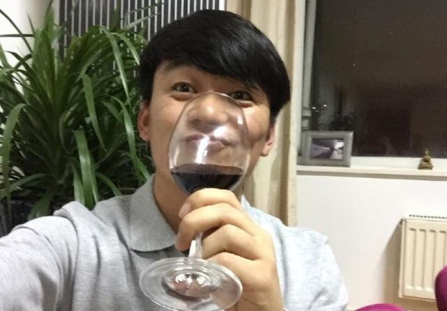 王宝强终于露出久违笑容，这一次是为恩师和好友