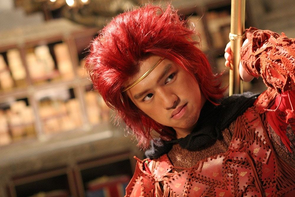陈柏霖:2005年的科幻电影《情癫大圣》,由陈柏霖饰演孙悟空,一头蓬松