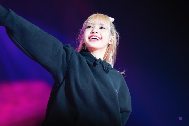 blackpink lisa舞台魅力超吸粉,金发露腹肌超美