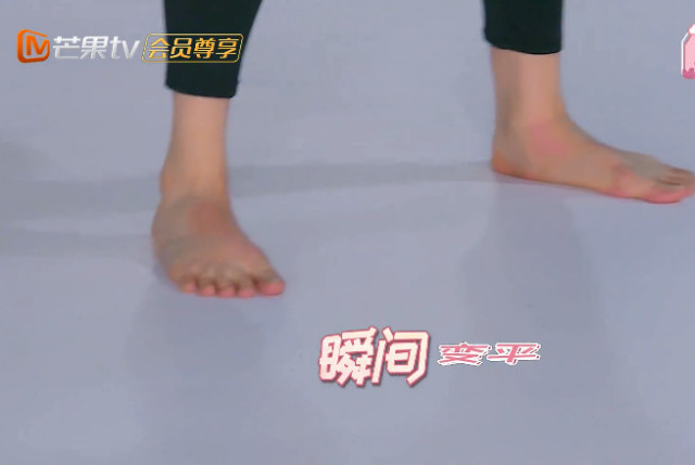 傅园慧扁平足吸睛,男嘉宾试探摸脚,看到脚底网友:请
