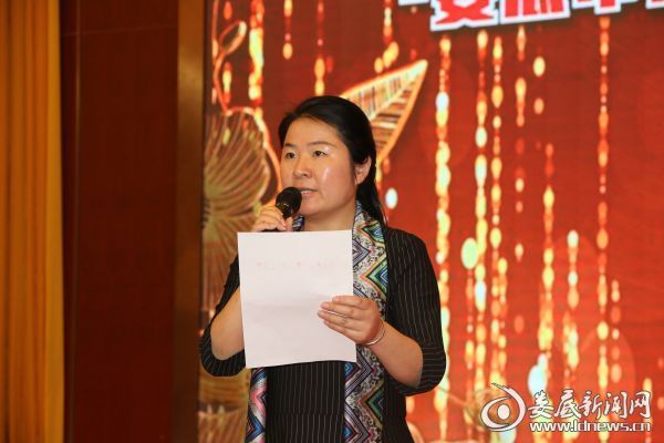 (娄底市委宣传部副部长彭一伶宣读关于成立娄底演讲艺术家协会志愿