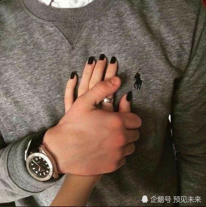 "牵手"情侣头像火了:让我们手牵手,头对头,爱情甜蜜到
