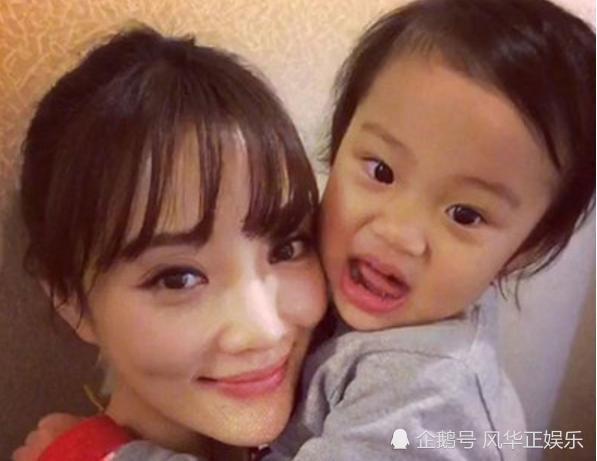 7岁甜馨被网友曝近照,宛如迷你版李小璐!堪称"整容式长大"!