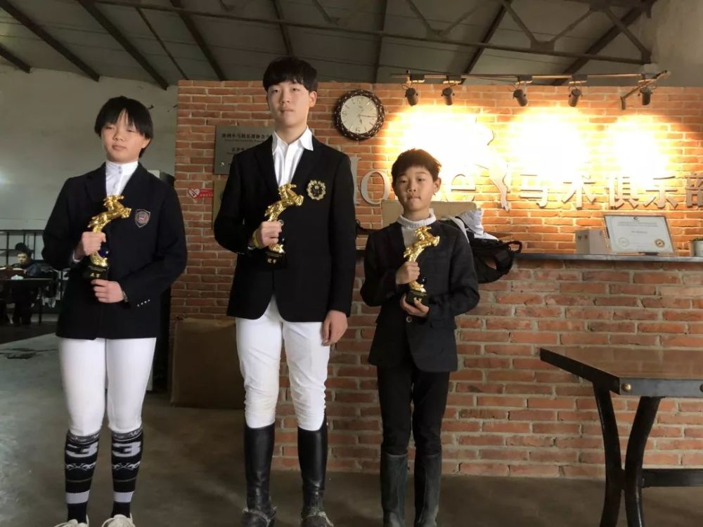 恭喜八年级 许志翰同学在武汉ihorse杯2019春季马术常规赛获得 50cm组