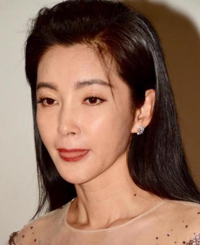 李冰冰出席品牌剪彩仪式,吐舌卖萌表情搞怪,频露