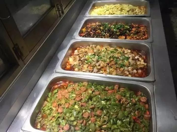 新开铺小学 :食堂干净的饭菜 面对如此美味 学生们用行动为食堂饭菜打