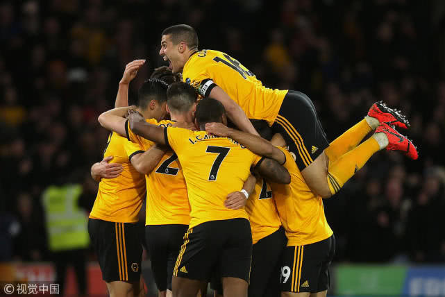 直击-狼魔大战一票难求 狼队死忠嘘声送红魔队