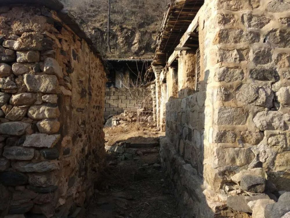 阜平即将消失的村庄:史家寨草果石村