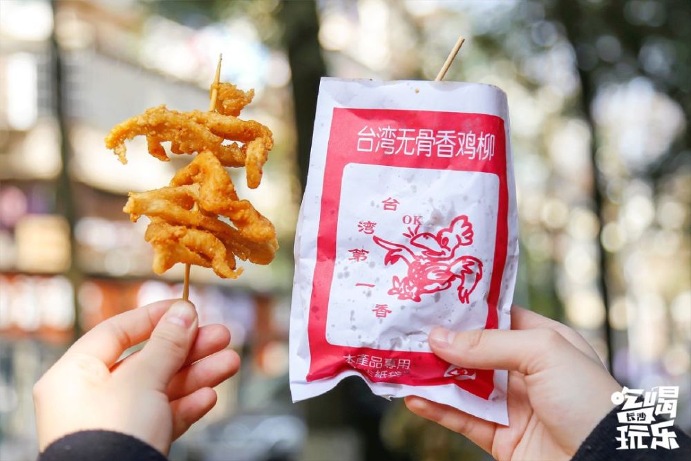 鸡柳和鸡排是长塘里炸炸炸最受欢迎的炸物,"台湾无骨香鸡柳"复古的