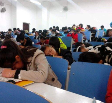 大学生上课忘带手机会干啥?最后一种做法,让人颠覆"三观"!