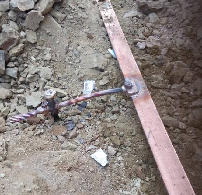 农村自建房没有地线入户?那就自己动手做一个