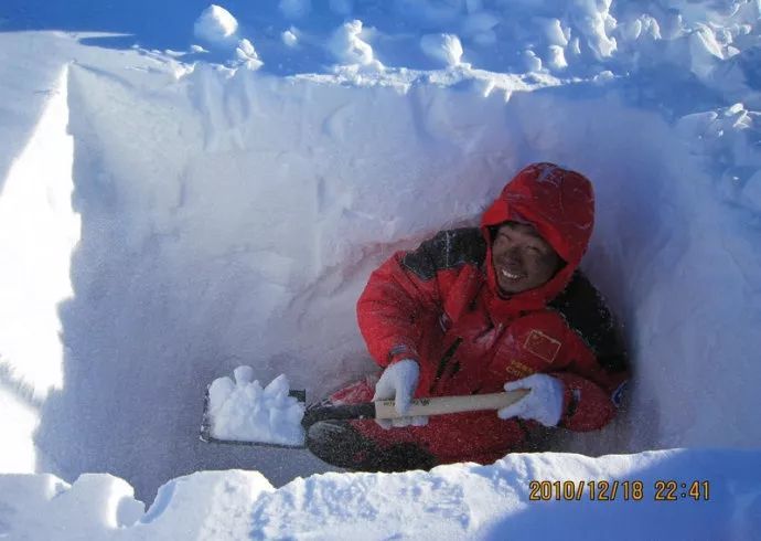 丁明虎在雪坑采样