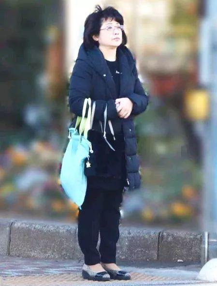 60多岁山口百惠街拍照:优雅地老去,也是一种美感!