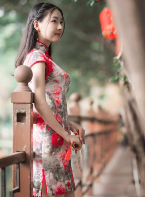 街拍:甜美风小姐姐穿旗袍,婉约古典气质像仙女