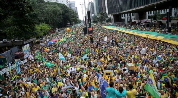 巴西抗议者冲进国会下院：恢复军人统治解决腐败问题