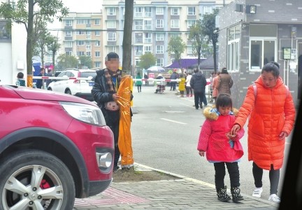11岁孩子流浪1年 父亲不管不问不让朋友给钱（图）
