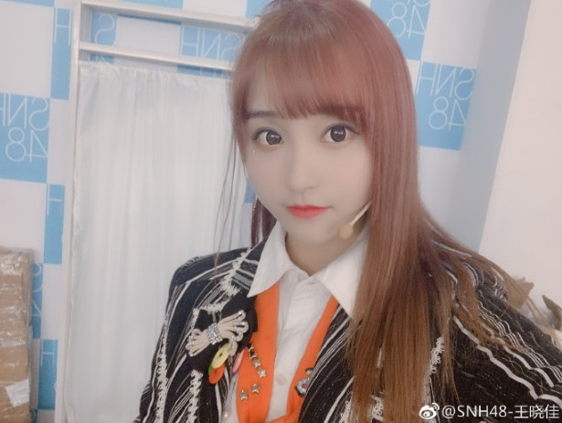 snh48-王晓佳晒出新发色,女神显得元气满满!