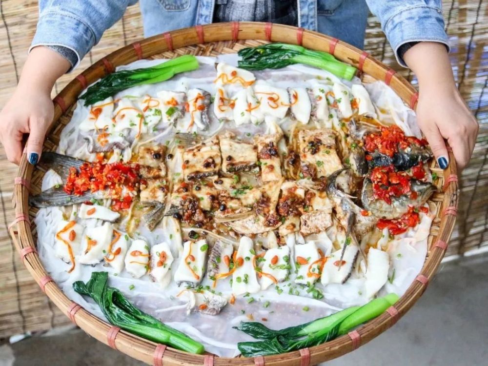 筲箕底还铺着一层布拉肠.