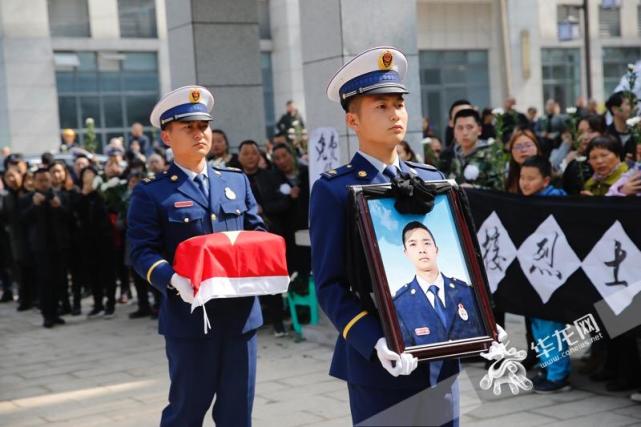 今日上午,重庆籍救火英雄程方伟忠骨被送回家乡南川.