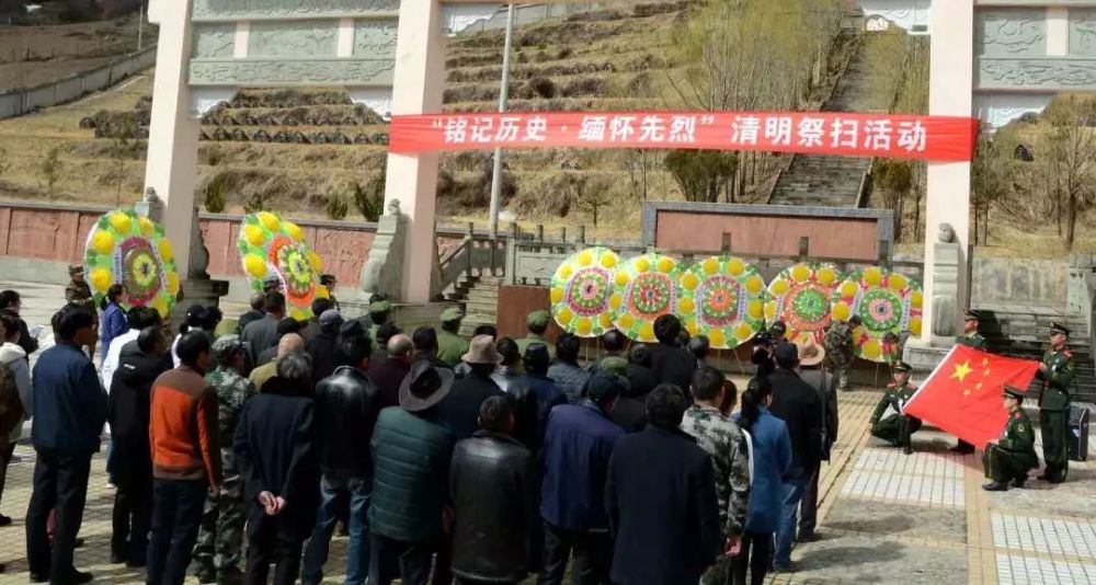 4月3日,小金县在两河口镇烈士陵园,开展"铭记历史,缅怀先烈"清明祭扫