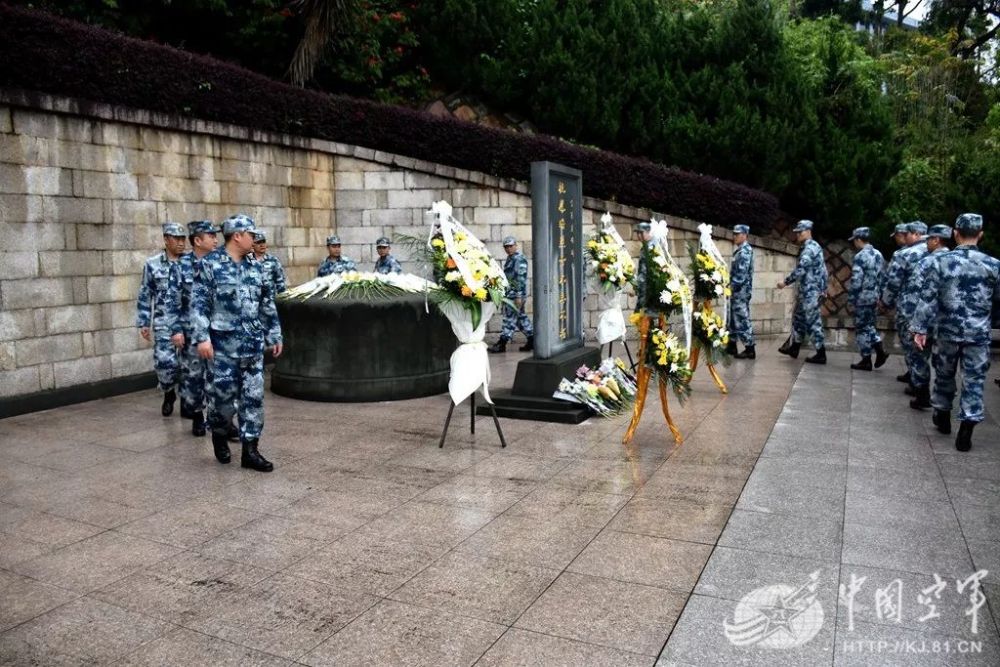 4月4日上午,空军某试训基地某部组织全体机关人员赴马兰革命烈士陵园