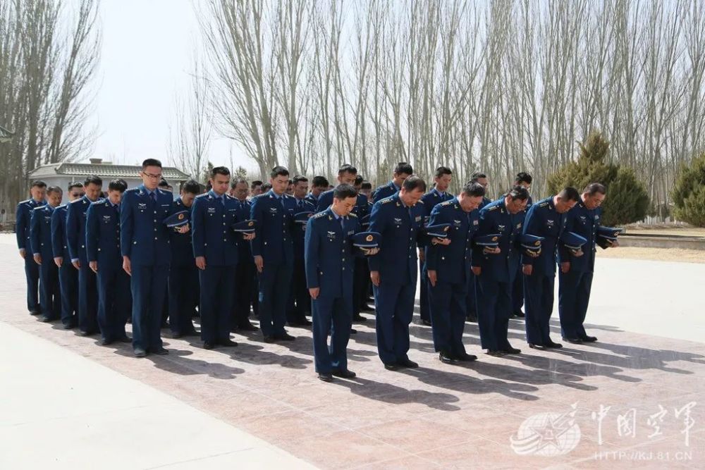 空军某试训基地某部组织祭扫马兰革命烈士 4月4日上午,空军某试训