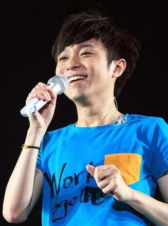 吴青峰不满歌迷演唱会拍照 傲娇发微博刷屏