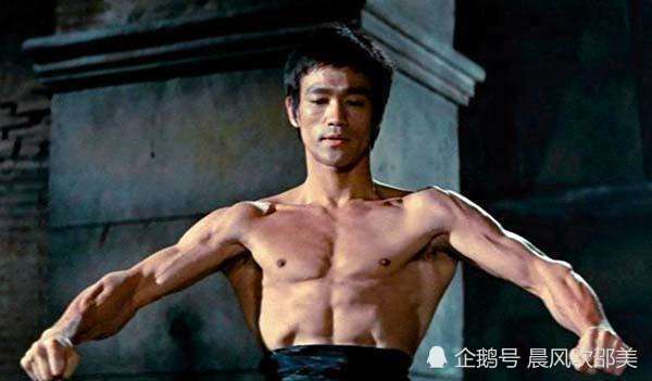 海帝:李小龙主要是背阔肌比较发达,其他部位都太过精瘦有点部队那种