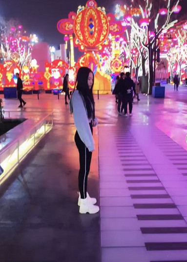 抖音"钢琴街"女神走红!看到弹跳的瞬间,网友:唯我独尊