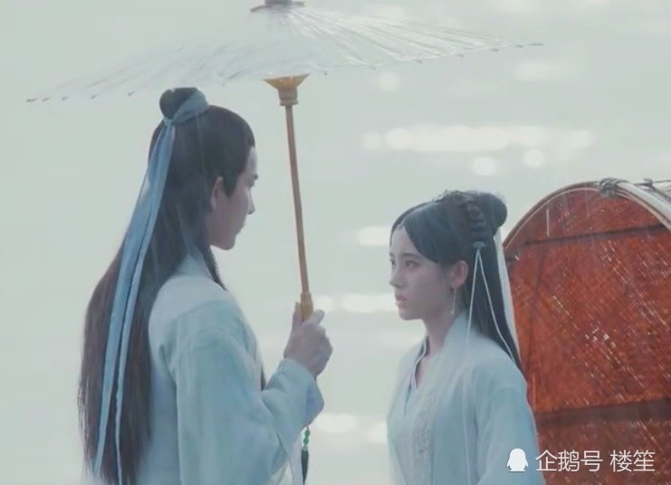新白娘子:许仙与白素贞回府,谁注意到许仙打伞的样子