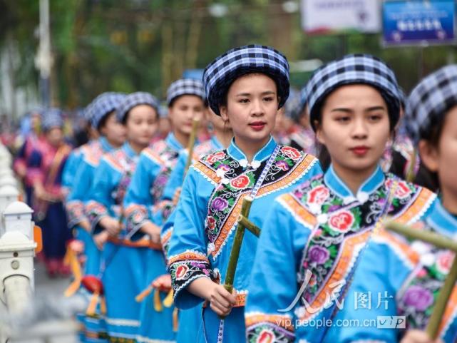 4月6日,贵州省黔西南州布依族苗族自治州望谟县少数民族群众参加巡游.