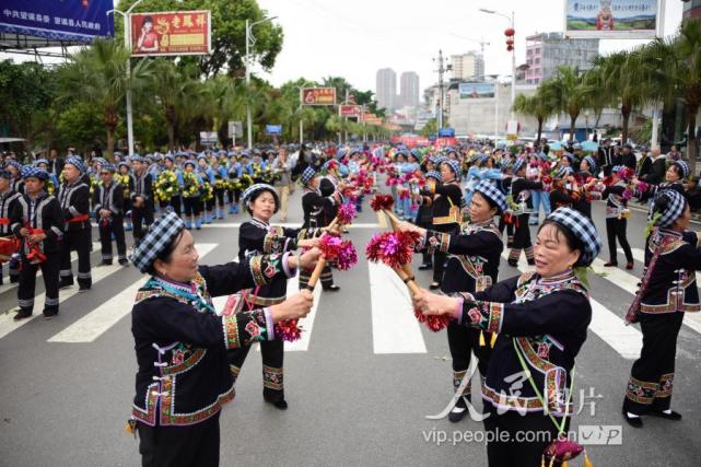 4月6日,贵州省黔西南州布依族苗族自治州望谟县少数民族群众参加巡游.