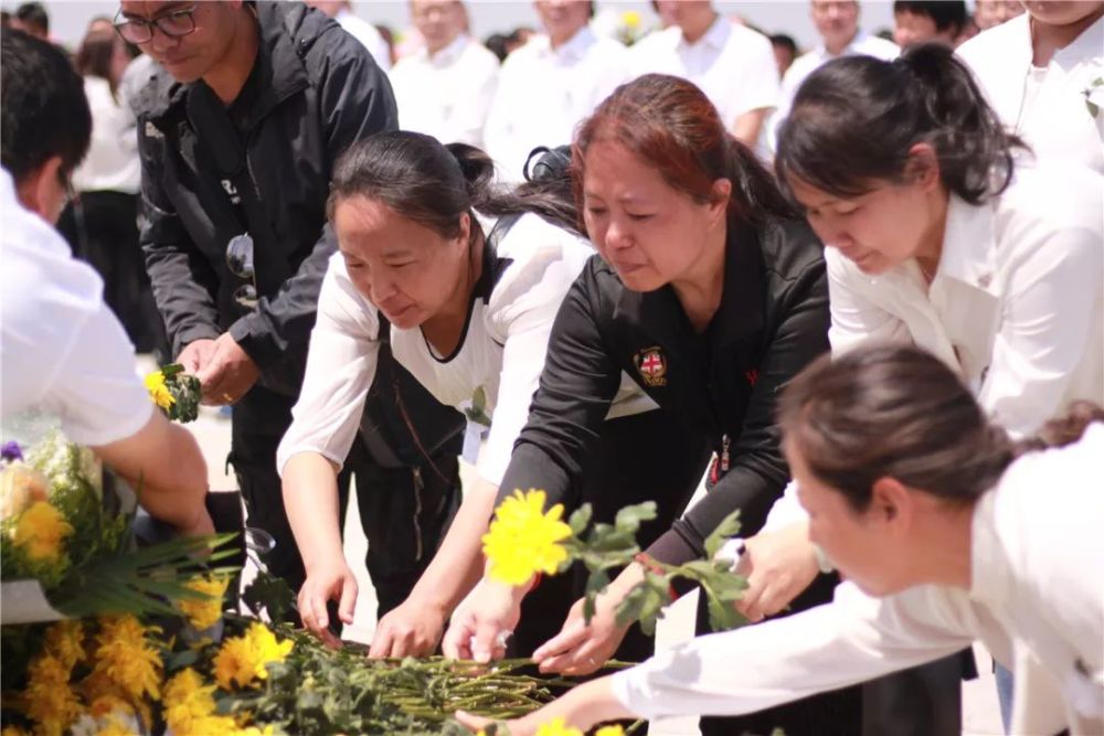 救火英雄孔祥磊烈士魂归故里,长眠故土——建水烈士陵园