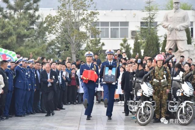 19岁费县籍消防员徐鹏龙烈士魂归故里,烈士长眠大青山!