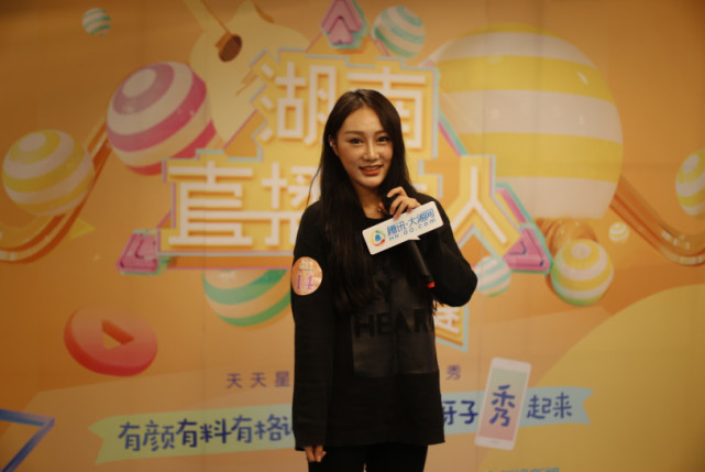 美女主播喊麦情侣大尺度秀身材 直播大赛劲爆