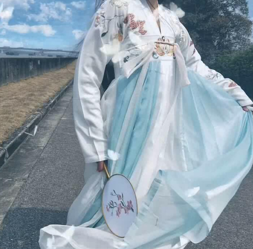 最近"汉服"头像火了,逃过了图一,扛住了图二,最后瞬间
