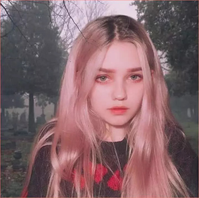图片呢就是一个欧美风的一个小女孩,深邃的眼睛清新的妆容就是青春的
