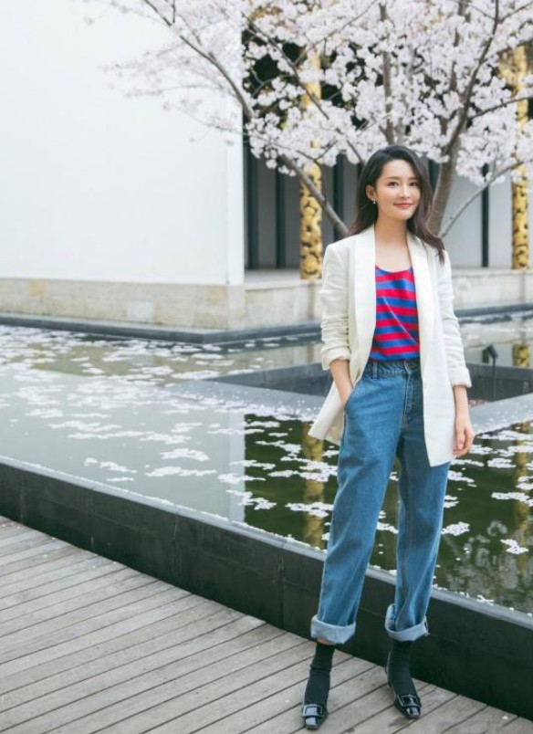 李沁白色西装搭蓝色牛仔裤,把裤腿卷起来意外的时尚显