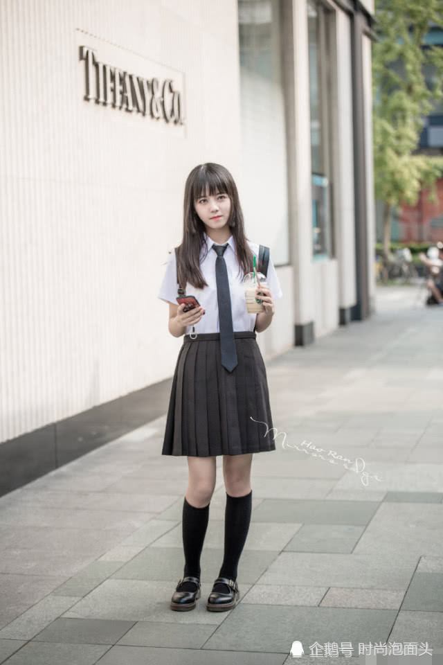 15岁小姐姐身穿百褶裙亮相,抬头一瞬间,网友:说20我都