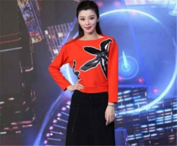 本以为王牌女郎费费是花瓶,竟和奥运会有关系,竟然是