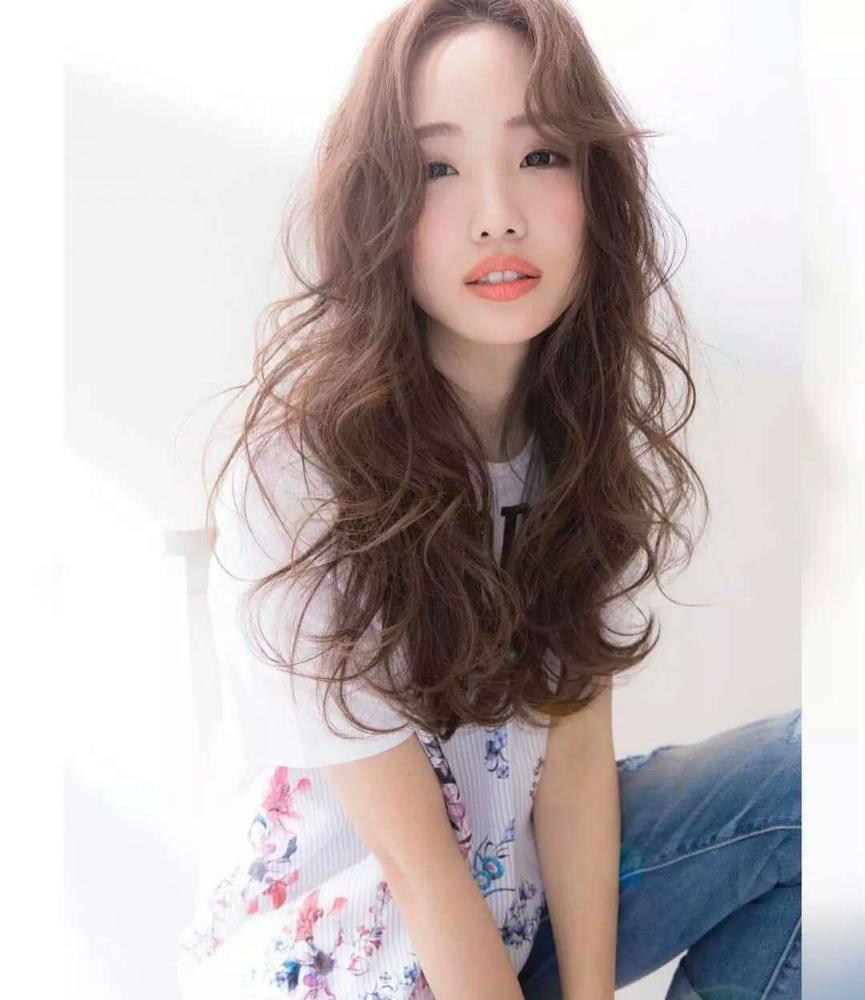 女人烫卷发后,弹力素要会用,谨记这六点,发型时尚更高级!