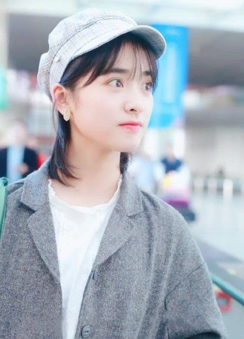 沈月戴上帽子的样子像极了鞠婧t,美成小仙女,路透照曝光引热议
