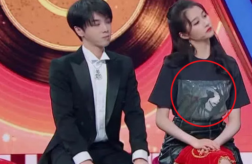关晓彤和华晨宇搭档,有谁注意她衣服上的"小秘密"?心疼我花