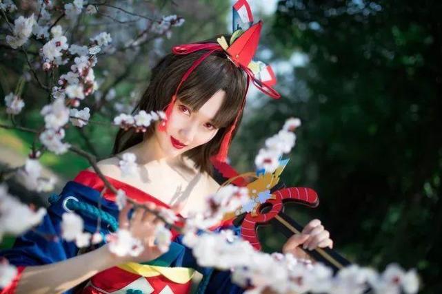 妖刀姬cos:被小姐姐的眼神电到!