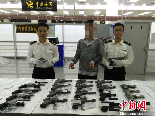 香港男子背22把“气动力枪”经深圳口岸入境被查